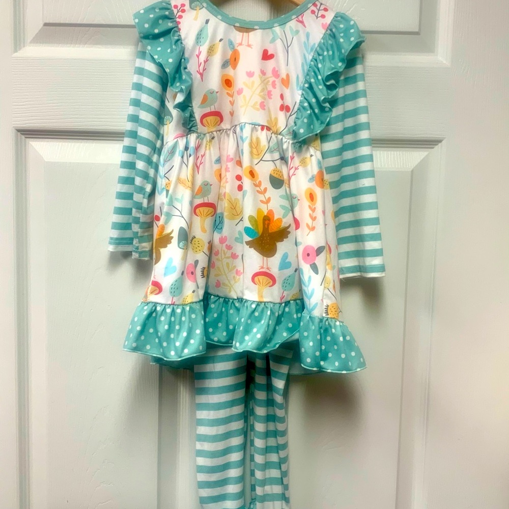 Thanksgiving 2 pc set. NEW. 3T.Long sleeve w/pants. Green & white striped/dots.